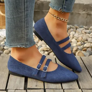 Vue détaillée des ballerines Mary Jane vintage en daim bleu avec doubles brides à boucle
