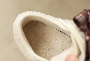 Nahaufnahme des warmen Plüsch-Innenfutters bei den Winter-Baumwollschuhen für Kleinkinder.