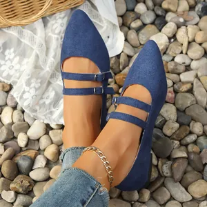 Détail des ballerines Mary Jane en daim bleu avec double bride à boucle et pointe