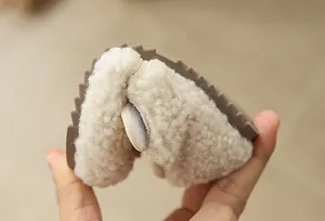 Detailansicht der flexiblen Gummisohle und des warmen Fleecefutter von Kinderschuhen