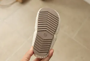 Detailansicht der rutschfesten Gummisohle und Größenmarkierung für warme Plüsch-Babyschuhe