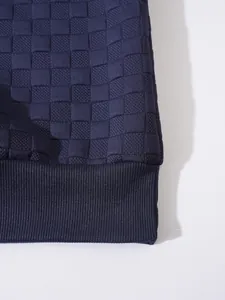 Vista dettagliata del tessuto a scacchi blu navy e dell'orlo a costine del pile tattico