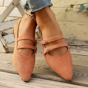 Vue détaillée des chaussures Mary Jane en daim orange rétro avec bout pointu et double boucle