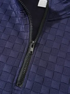 Dettaglio di un pullover tattico in pile blu navy da uomo con trama di tessuto a quadretti