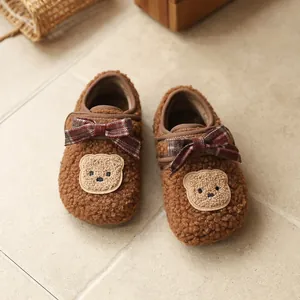 Gemütliche braune Plüsch-Winterschuhe für Kleinkinder mit Zeichentrickbär und Karoschleife
