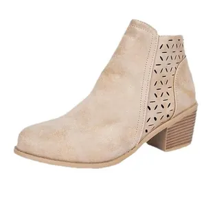 Elegante beige Chelsea enkellaarsjes met opengewerkte bloemmotieven en blokhak
