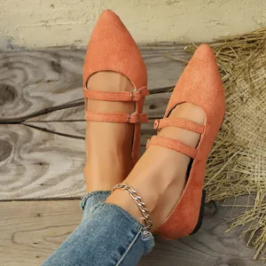 Gros plan détaillé des chaussures Mary Jane vintage orange à bout pointu et doubles brides.