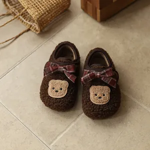 Warme braune Baby-Plüschschuhe mit Karoschleife und Teddybär-Aufnäher für den Winter