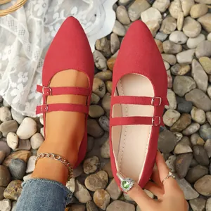 Vue détaillée de chaussures Mary Jane en daim rouge avec doubles brides à boucles.