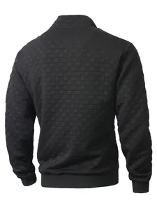 Vista dettagliata della giacca tattica in pile nero da uomo con elegante trama a scacchi