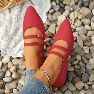 Gros plan sur d'élégantes chaussures Mary Jane en daim rouge à bout pointu et brides