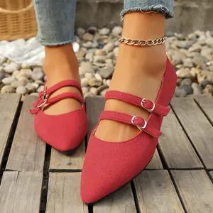 Gros plan détaillé de ballerines Mary Jane rouges à bout pointu et double bride.