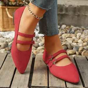 Vue détaillée des chaussures Mary Jane rouges à bout pointu et double boucle