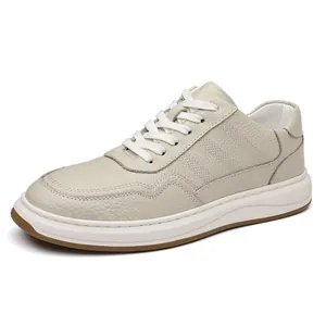 Zapatillas clásicas de hombre en cuero beige con cordones blancos y suela de goma.