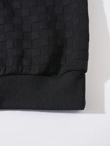 Primo piano della felpa tattica nera in pile con motivo a scacchi 3D e bordo