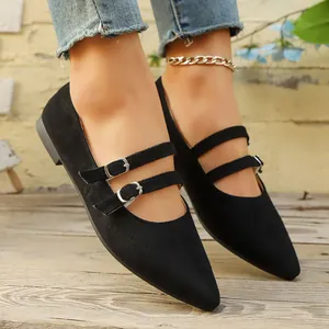 Vue rapprochée des ballerines Mary Jane noires à bout pointu avec doubles brides