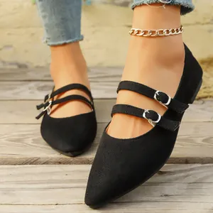 Détail de chaussures Mary Jane en daim noir avec double boucle et bout pointu élégant
