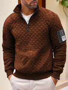 Dettaglio ravvicinato del pullover in pile tattico marrone da uomo con motivo a griglia