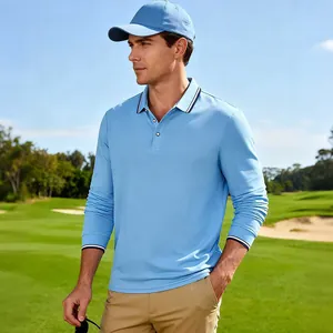 Polo de golf à manches longues bleu clair porté par un modèle sur un terrain