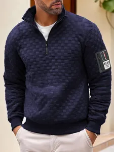 Primo piano della felpa da uomo blu navy con trama a scacchi e cerniera a un quarto