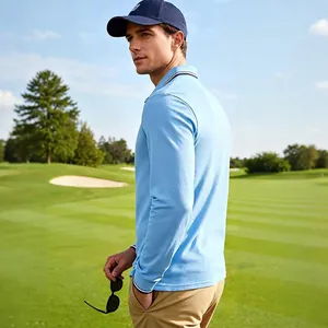 Polo de golf homme bleu clair à manches longues, séchage rapide, vue de côté sur terrain.