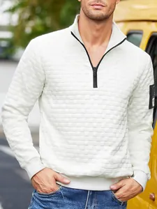 Vista dettagliata del pullover in pile a scacchi bianco da uomo con zip nera