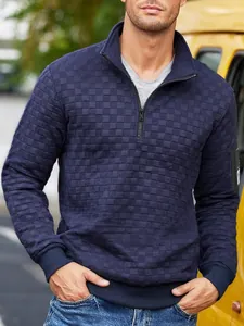 Dettaglio della felpa trapuntata a scacchi blu navy da uomo con mezza zip