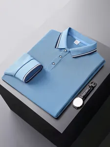 Gros plan d'un polo bleu clair à manches longues avec col rayé.