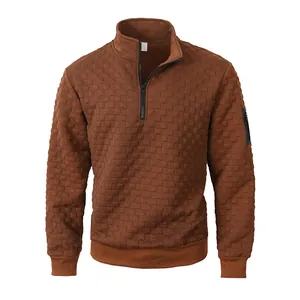 Felpa tattica in pile marrone con texture trapuntata a quadri e colletto a mezza zip
