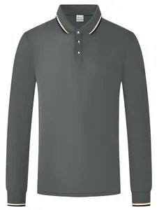 Détail rapproché d'un polo gris foncé à manches longues avec col et poignets rayés