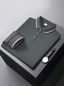 Détail d'un polo gris à manches longues pour hommes avec col et poignets rayés