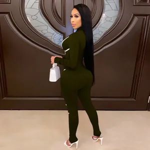 Modèle portant une combinaison sexy vert olive à manches longues avec bandes latérales