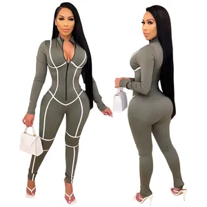Vue détaillée de la combinaison vert olive pour femmes avec liseré blanc