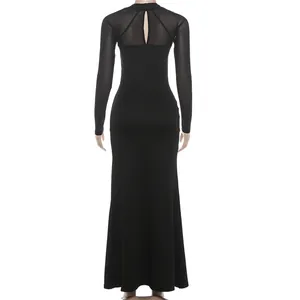 Elegante abito lungo nero attillato con pannelli in rete e dettaglio aperto sul retro