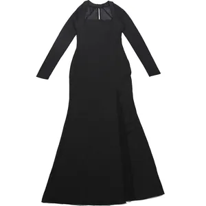 Elegante abito lungo nero attillato con inserto in rete e spacco laterale alto di classe