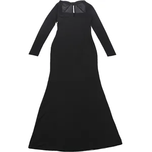 Dettaglio dell'inserto in rete e dell'apertura sul retro di un abito lungo nero elegante