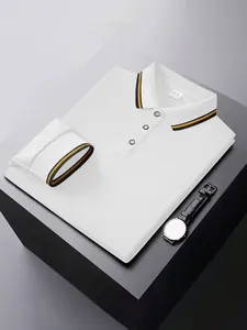 Détail du polo blanc à manches longues avec col rayé élégant et texture jacquard