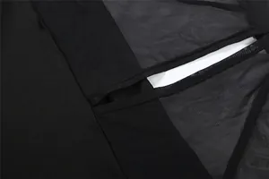 Dettaglio di un vestito nero con inserti in rete trasparente e design sexy con intagli.