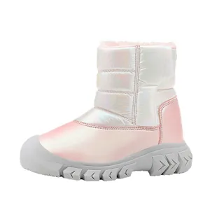 Iriserende roze sneeuwlaarzen voor kinderen met warme bontvoering en antislipzool.