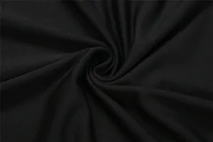 Vista macro della trama del tessuto nero di alta qualità con elegante drappeggio