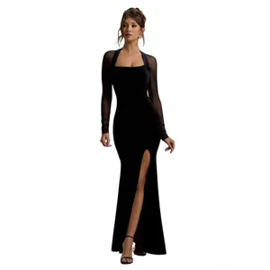 Elegante abito lungo nero aderente con maniche in mesh trasparente e spacco alto