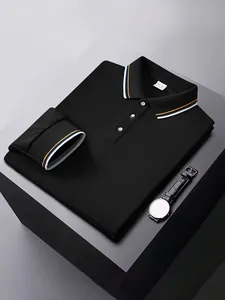 Détail du polo jacquard noir de haute qualité avec col rayé et étiquette polyester