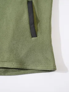 Nahaufnahme des hochwertigen grünen Fleece-Stoffs und der robusten schwarzen Tasche