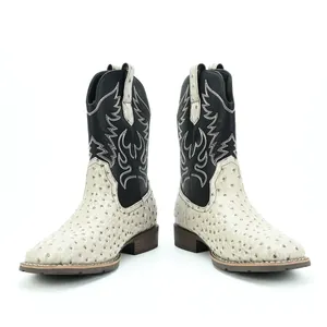 Detailansicht der Western-Cowboystiefel für Herren mit Straußenstruktur und Stickerei