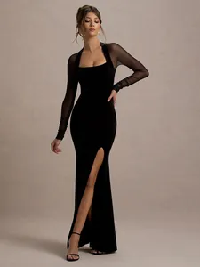 Elegante abito in velluto nero con maniche in rete e uno spacco sexy sulla gamba