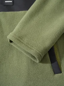 Detailansicht des Ärmels einer grünen Polarfleece-Jacke mit hochwertiger Stofftextur