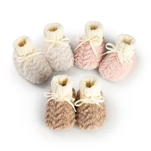 Scarpine invernali in pile per neonati in vari colori con eleganti fiocchi decorativi