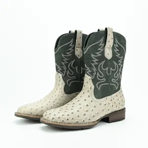 Detailansicht Herren-Cowboystiefel mit grüner Stickerei und Straußen-Struktur.