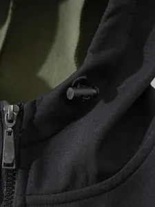 Nahaufnahme einer schwarzen Kapuzenjacke mit armeegrünem Fleece-Futter und Reißverschluss