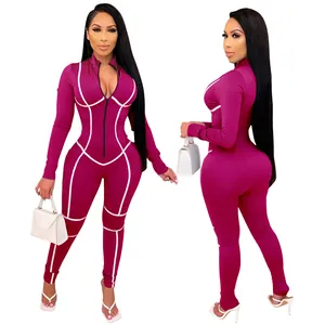 Gros plan d'une combinaison moulante magenta sexy avec passepoil blanc et fermeture